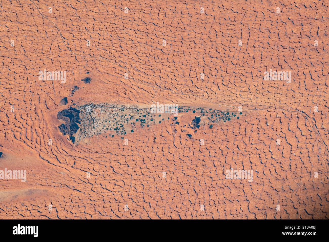 Die Stadt Jubbah, Saudi-Arabien, umgeben von der Nafud-Wüste. Stockfoto
