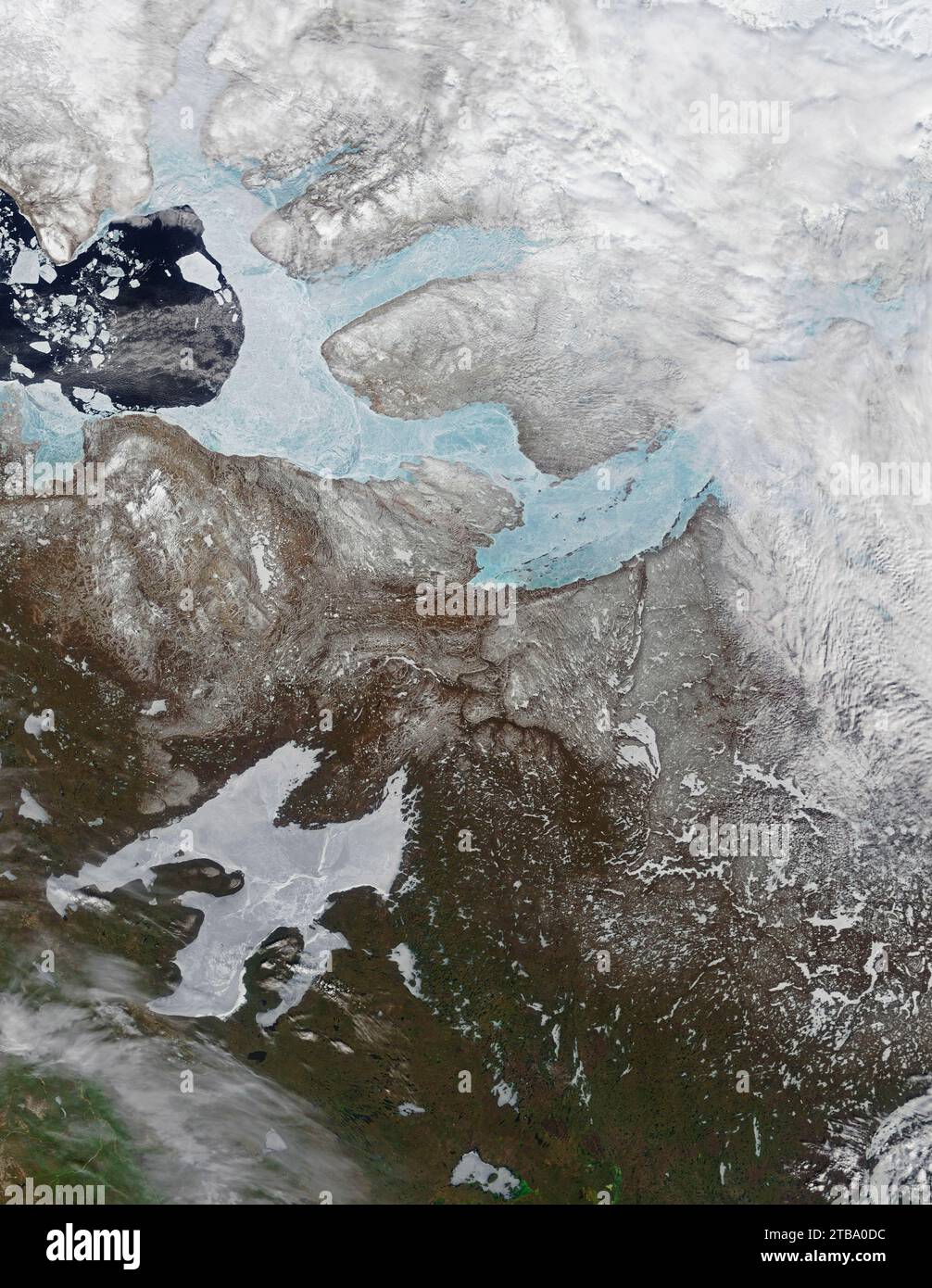 Satellitenansicht des Eises, das den Amundsen Golf und den Great Bear Lake in Kanada bedeckt. Stockfoto