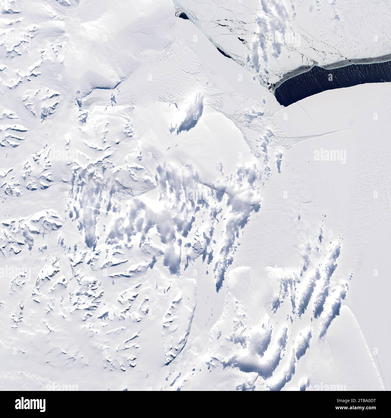 Satellitenansicht mit einer Reihe von Meereis im Weddellmeer. Stockfoto