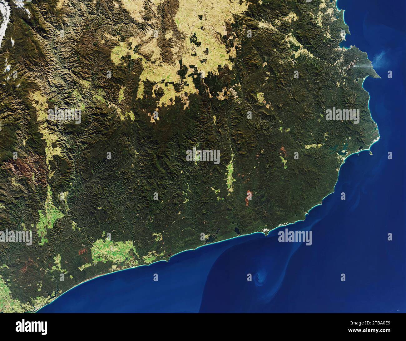 Wolkenlose Satellitenansicht des Südostens Australiens entlang der Grenze von Victoria und New South Wales. Stockfoto