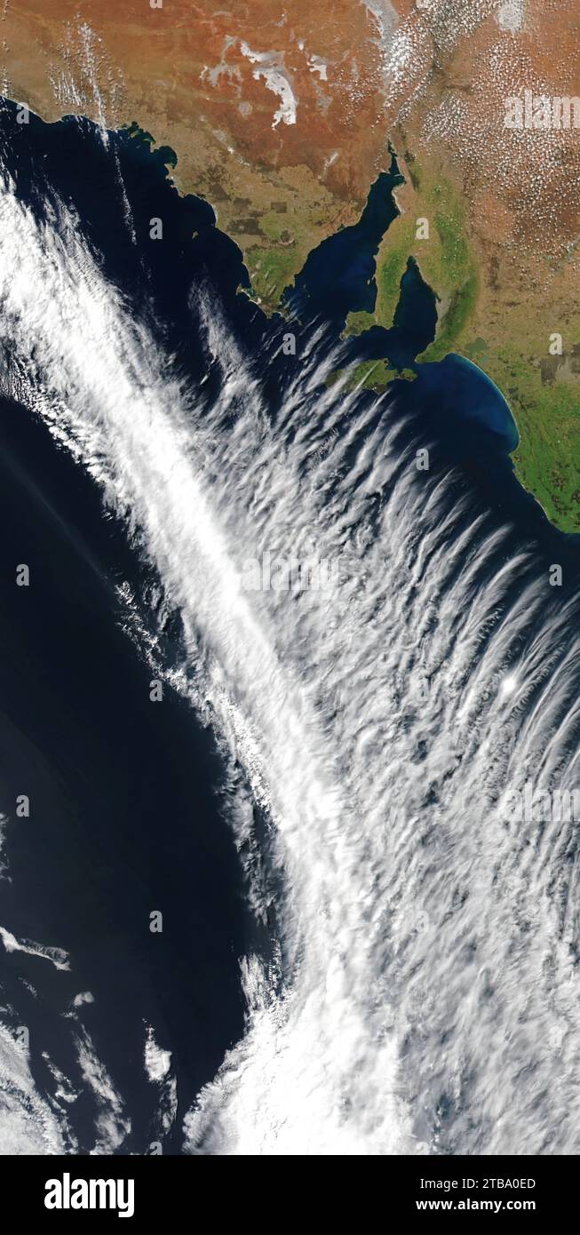 Satellitenansicht eines ungewöhnlichen Wolkenmusters vor der Küste Südaustraliens. Stockfoto