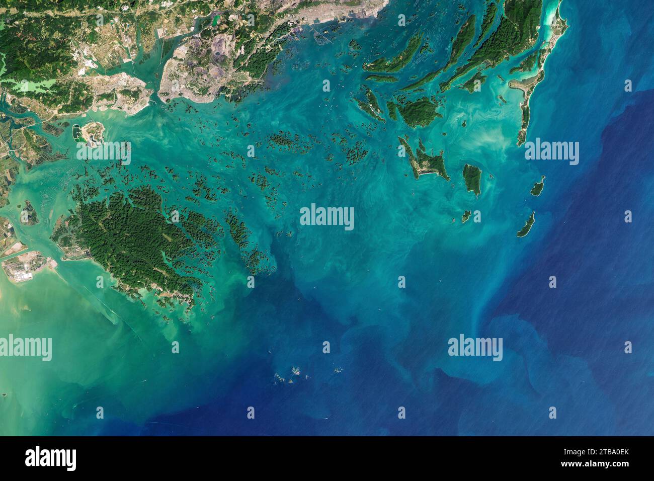 Satellitenansicht der Ha Long Bay und Bai Tu Long Bay entlang der Nordostküste Vietnams. Stockfoto