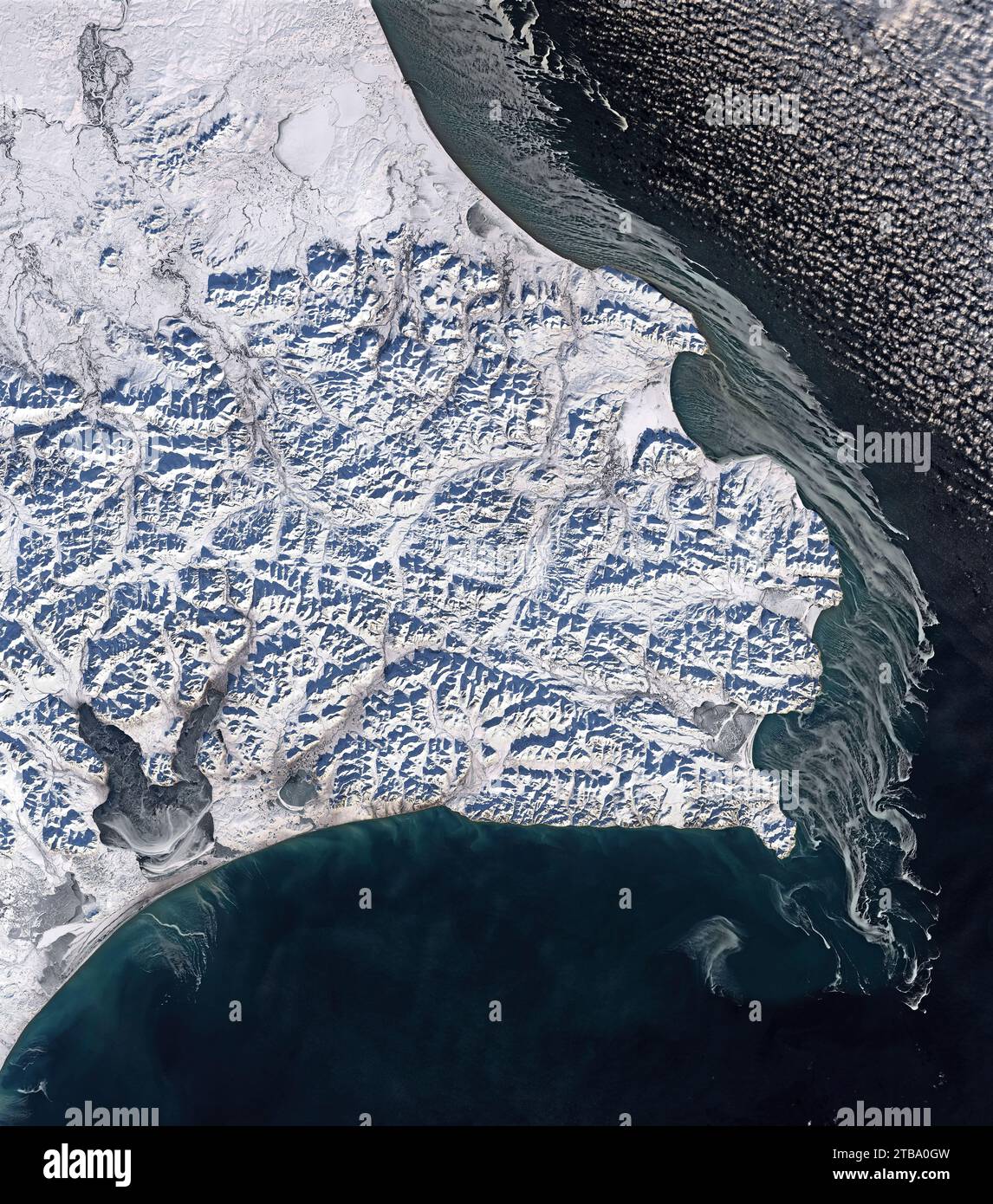 Satellitenansicht in natürlicher Farbe mit Eiswirbeln, die auf dem Cape Navarin zu sehen sind. Stockfoto