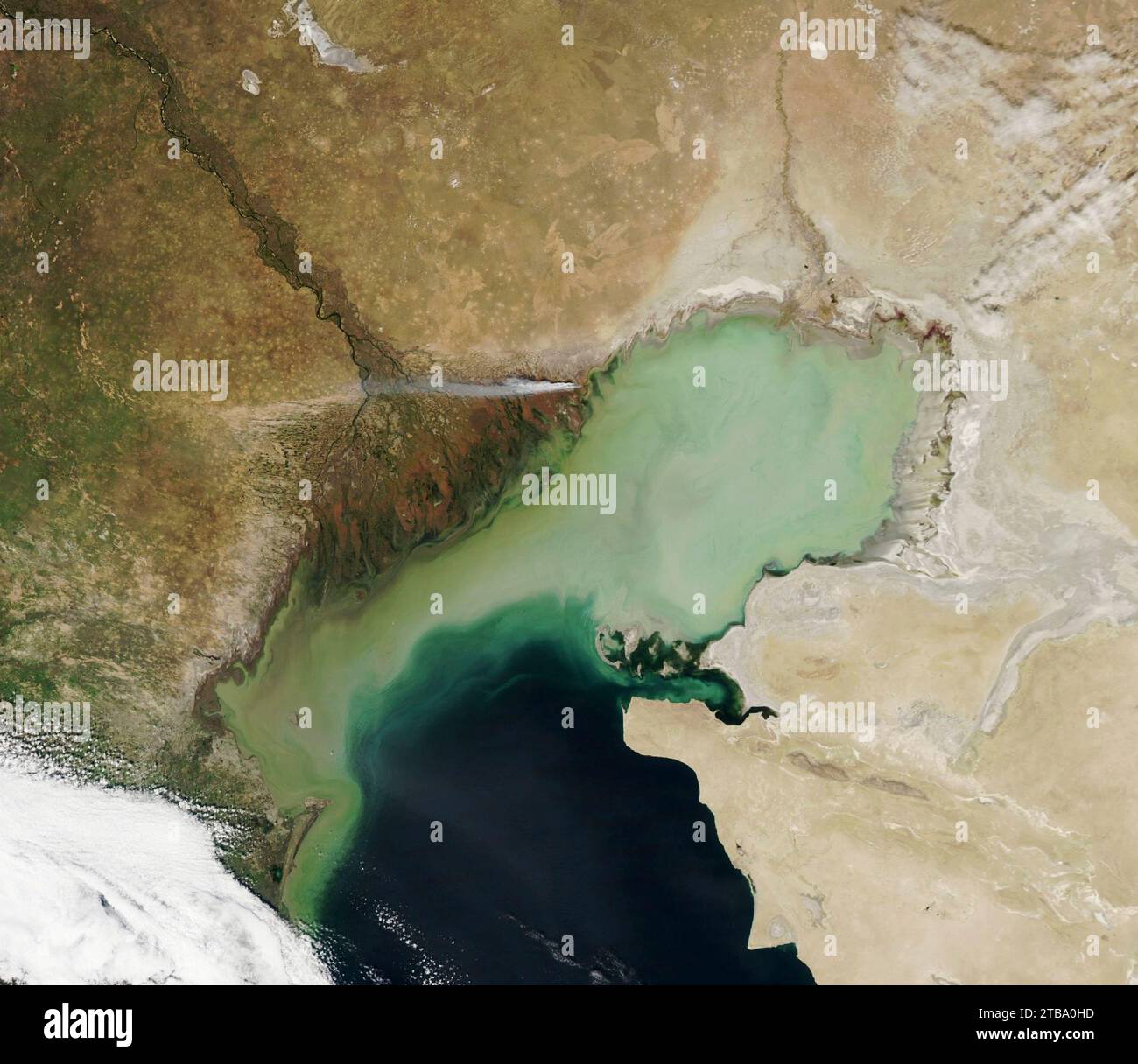 Satellitenansicht mit Schwebungssedimenten im nördlichen Kaspischen Meer. Stockfoto