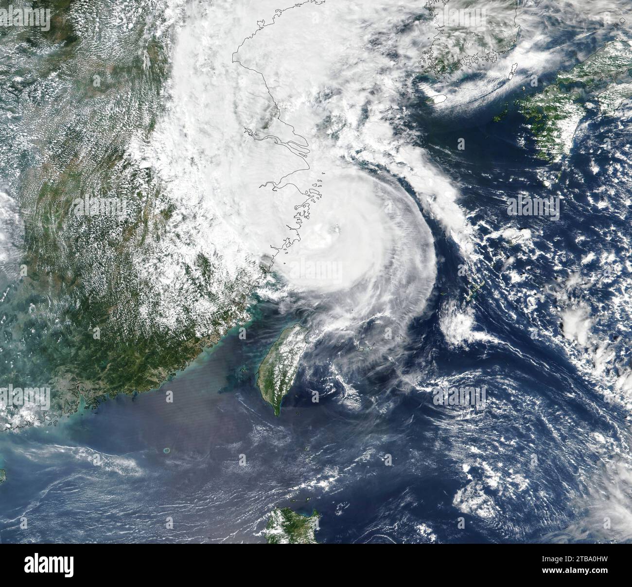 Natürliches Farb-Satellitenbild des Taifuns Muifa, der in der Nähe von Shanghai, China, landet. Stockfoto