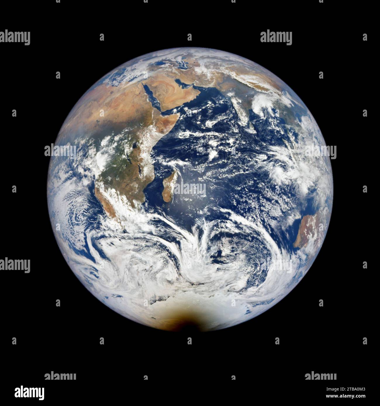 4. Dezember 2021 - Satellitenansicht einer totalen Sonnenfinsternis. Stockfoto