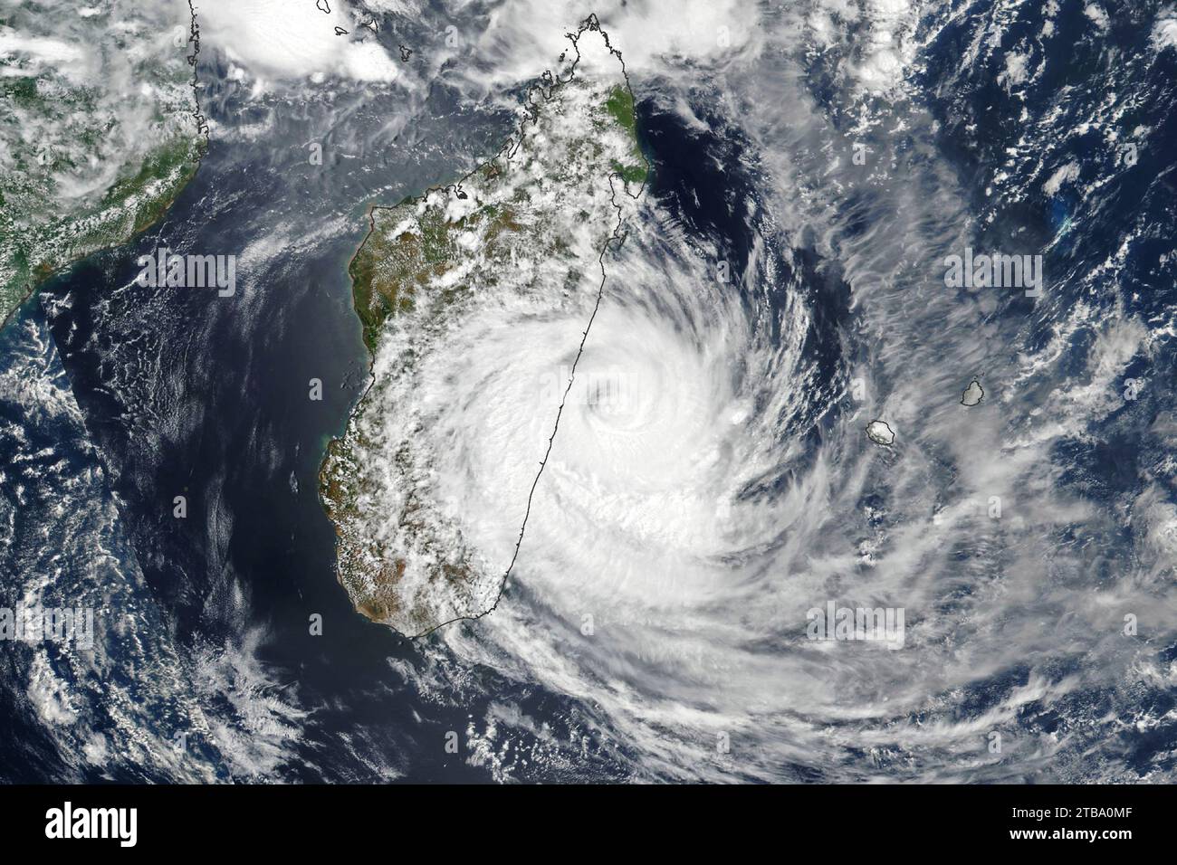 Satellitenansicht des tropischen Zyklons Emnati, der auf der Insel Madagaskar landet. Stockfoto