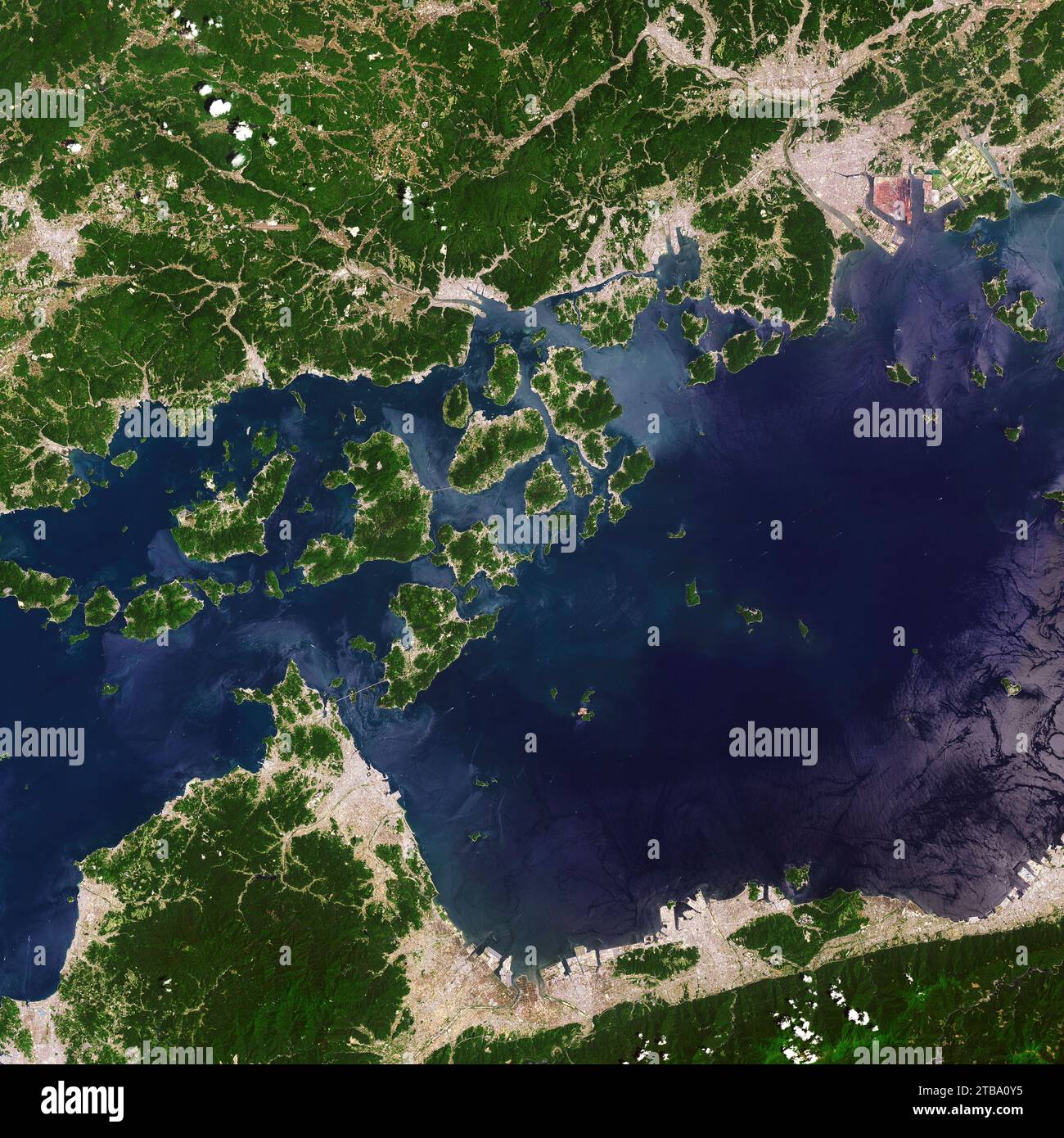 Satellitenansicht der Gezeitenströmungen, die um die Geiyo-Inseln im Seto-Binnenmeer Japans schweben. Stockfoto