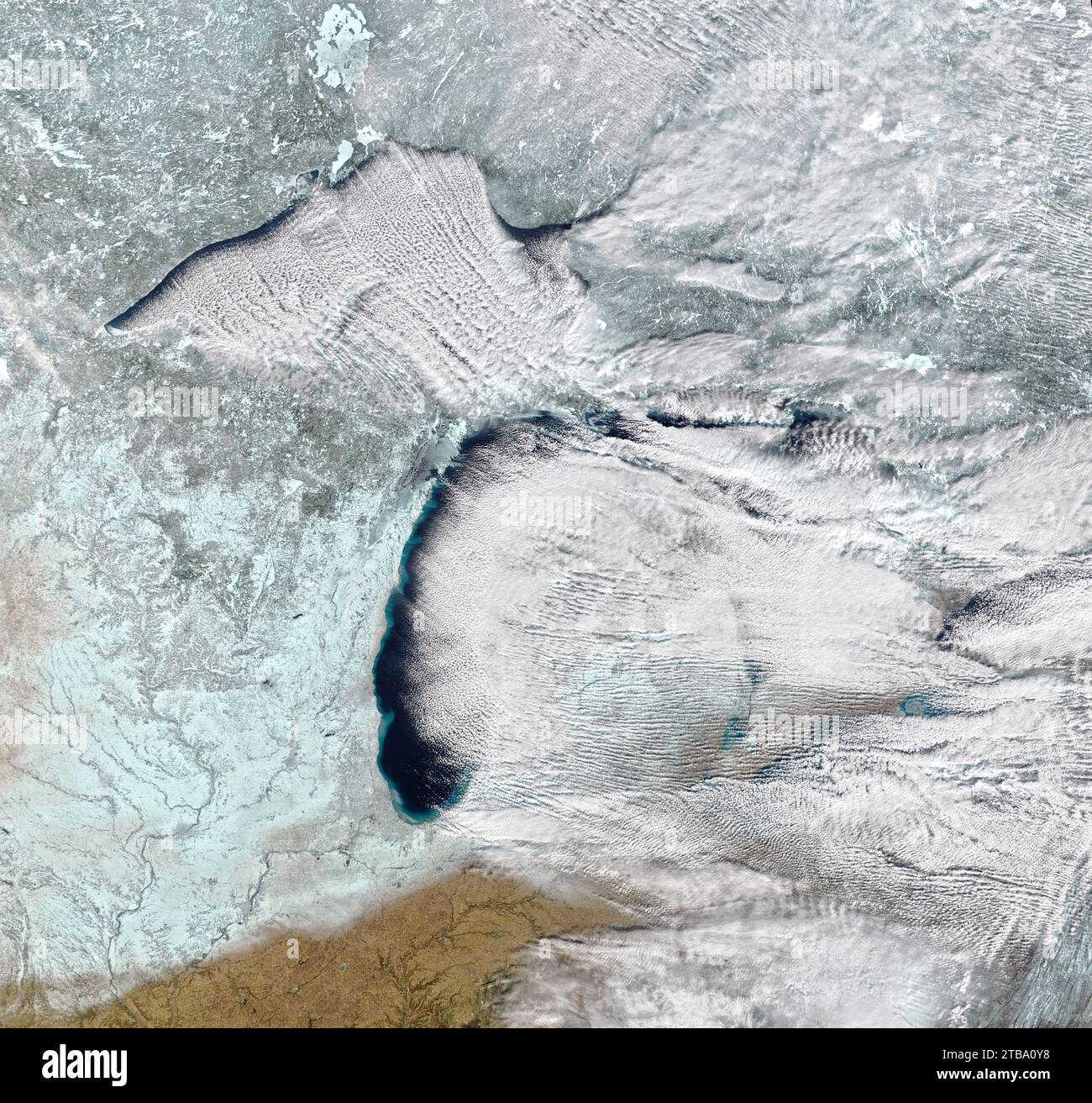 Satellitenansicht der Wolkenstraßen, die sich über die Großen Seen erstrecken und hauptsächlich aus Lake Superior und Lake Michigan stammen. Stockfoto