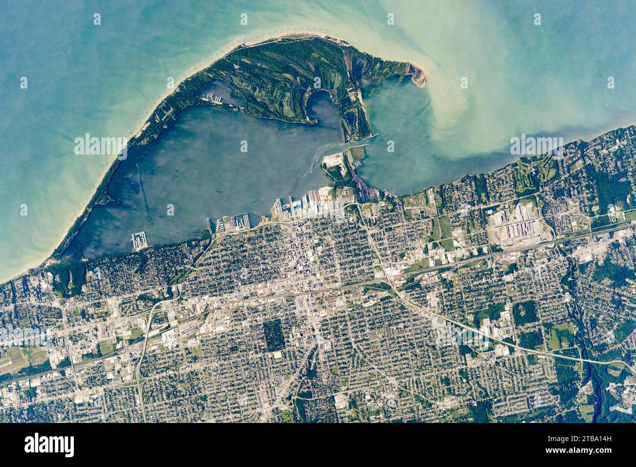 Blick aus dem Weltraum auf die gekrümmte Halbinsel des Presque Isle State Park, die in den Lake Erie ragt. Stockfoto