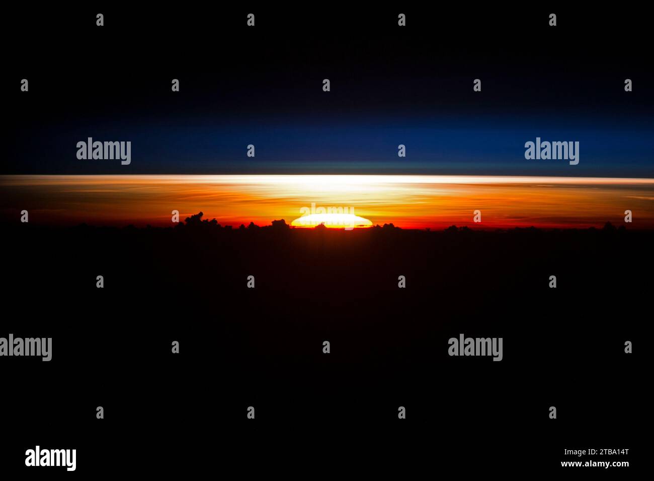 Sonnenaufgang über dem Philippinischen Meer. Stockfoto
