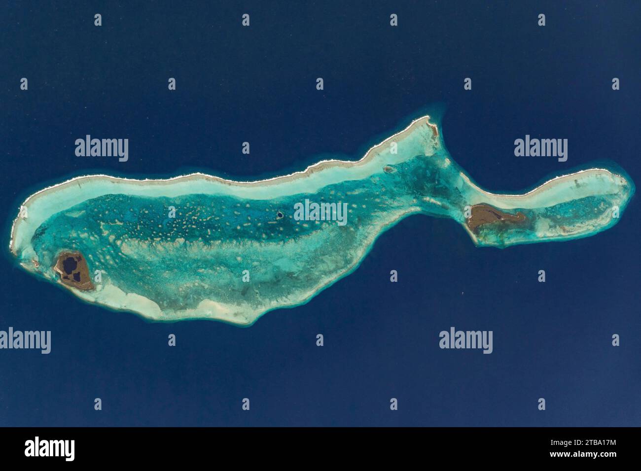 Blick aus dem Weltraum auf das Great Blue Hole in der Nähe des Zentrums des Lighthouse Reef Atolls. Stockfoto
