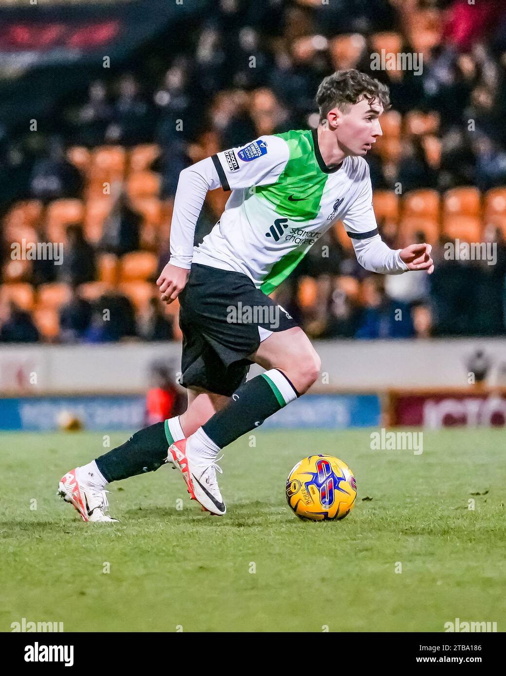 BRADFORD, GROSSBRITANNIEN. Dezember 2023. EFL-TROPHÄE: Bradford City AFC gegen Liverpool FC unter 21 Jahren Mateusz Musialowski von Liverpool FC am Ball Credit Paul B Whitehurst/Alamy Live News Stockfoto