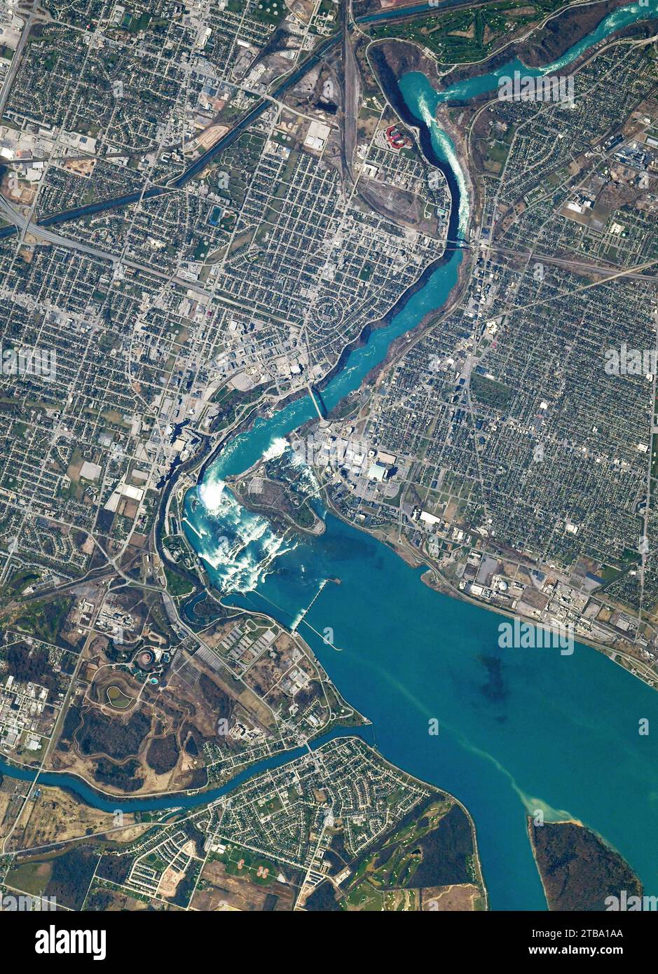 Blick aus dem Weltraum auf das Wasser, das durch die Niagara-Schlucht und die Niagarafälle fließt. Stockfoto