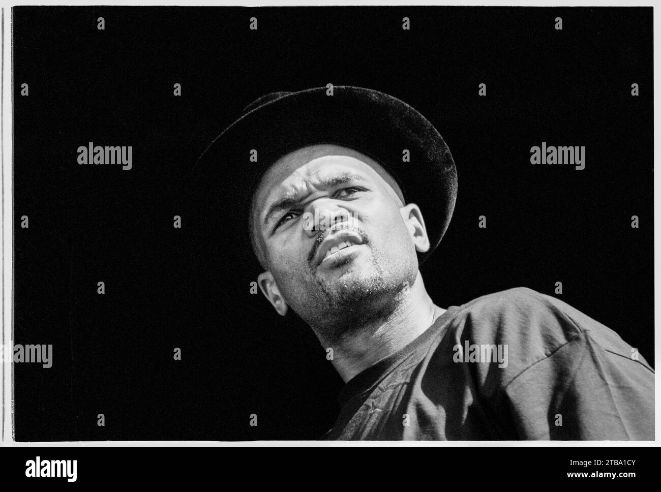 DARRYL MCDANIELS, DMC, READING FESTIVAL, 2001. Darryl McDaniels (DMC) von Run DMC spielte am 24. August 2001 auf der Main Stage beim Reading Festival, Reading, UK. Run DMC tourte mit ihrem letzten Album Crown Royal. 2002 trennten sie sich, nachdem DJ Jason 'Jam Master Jay' Mizell ermordet wurde. Foto: Rob Watkins Stockfoto