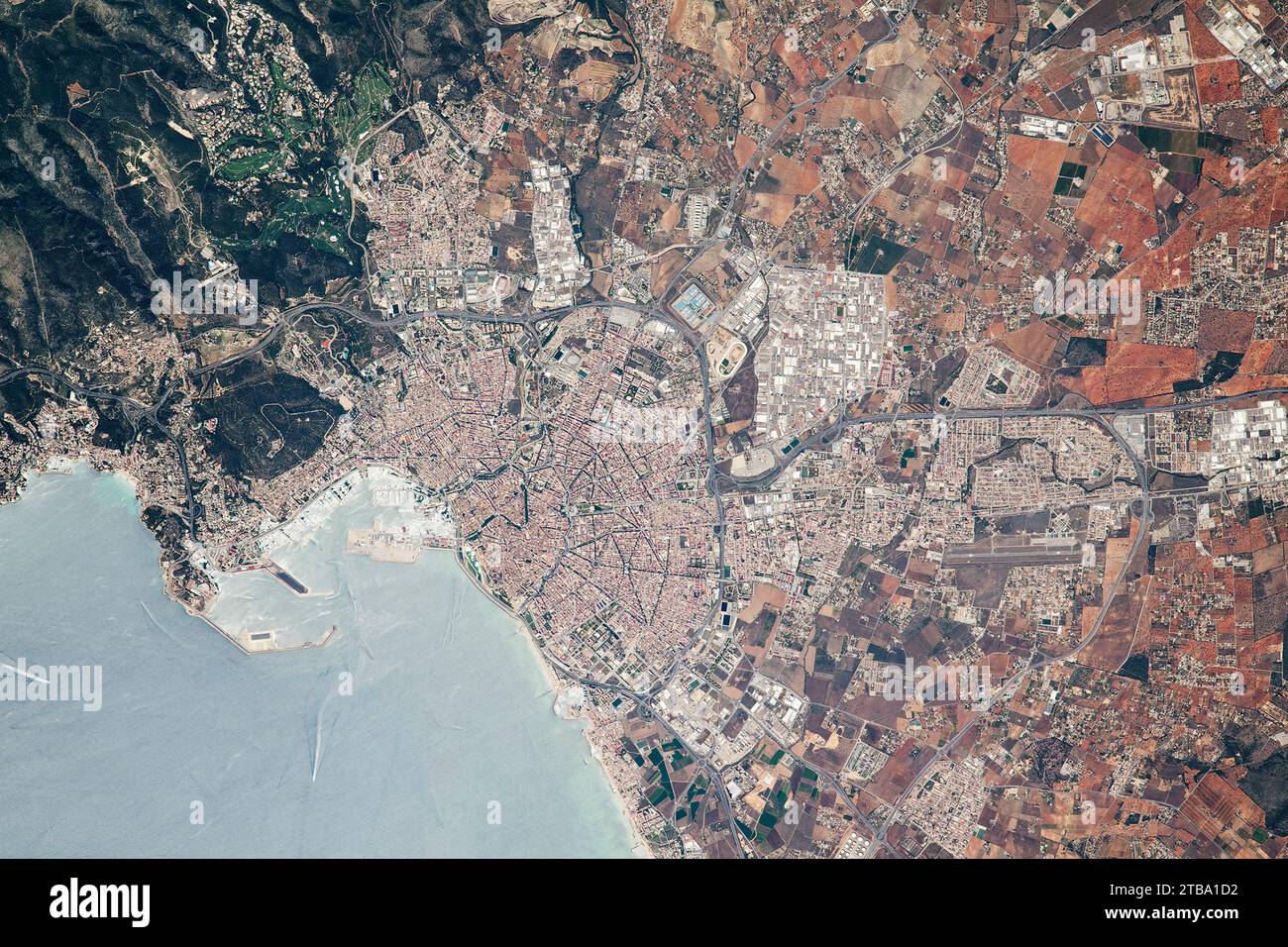 Die Stadt und der Hafen von Palma werden in diesem Blick aus dem Weltraum detailreich erfasst. Stockfoto