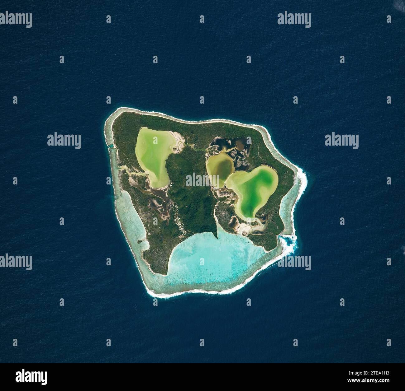 Blick aus dem Weltraum auf das kleine Atoll Maiao auf den Society Islands südlich von Hawaii. Stockfoto