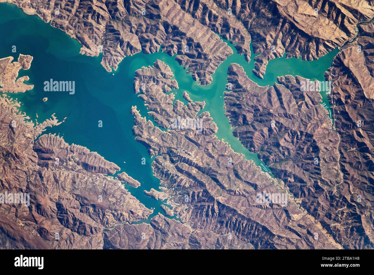 Blick vom Weltraum auf das Südende des Lake Berryessa, einem großen Süßwasserreservoir in Napa County, Kalifornien. Stockfoto