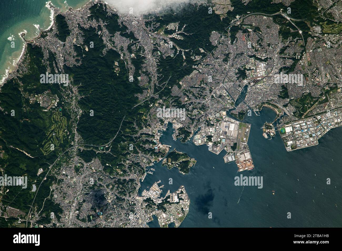 Blick aus dem Weltraum auf den nördlichen Teil der japanischen Halbinsel Miura. Stockfoto