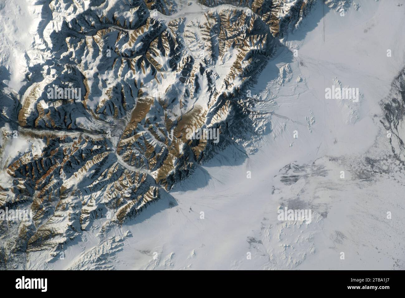 Blick aus dem Raum einer Bergkette innerhalb der Altai-Berge in Zentralasien. Stockfoto