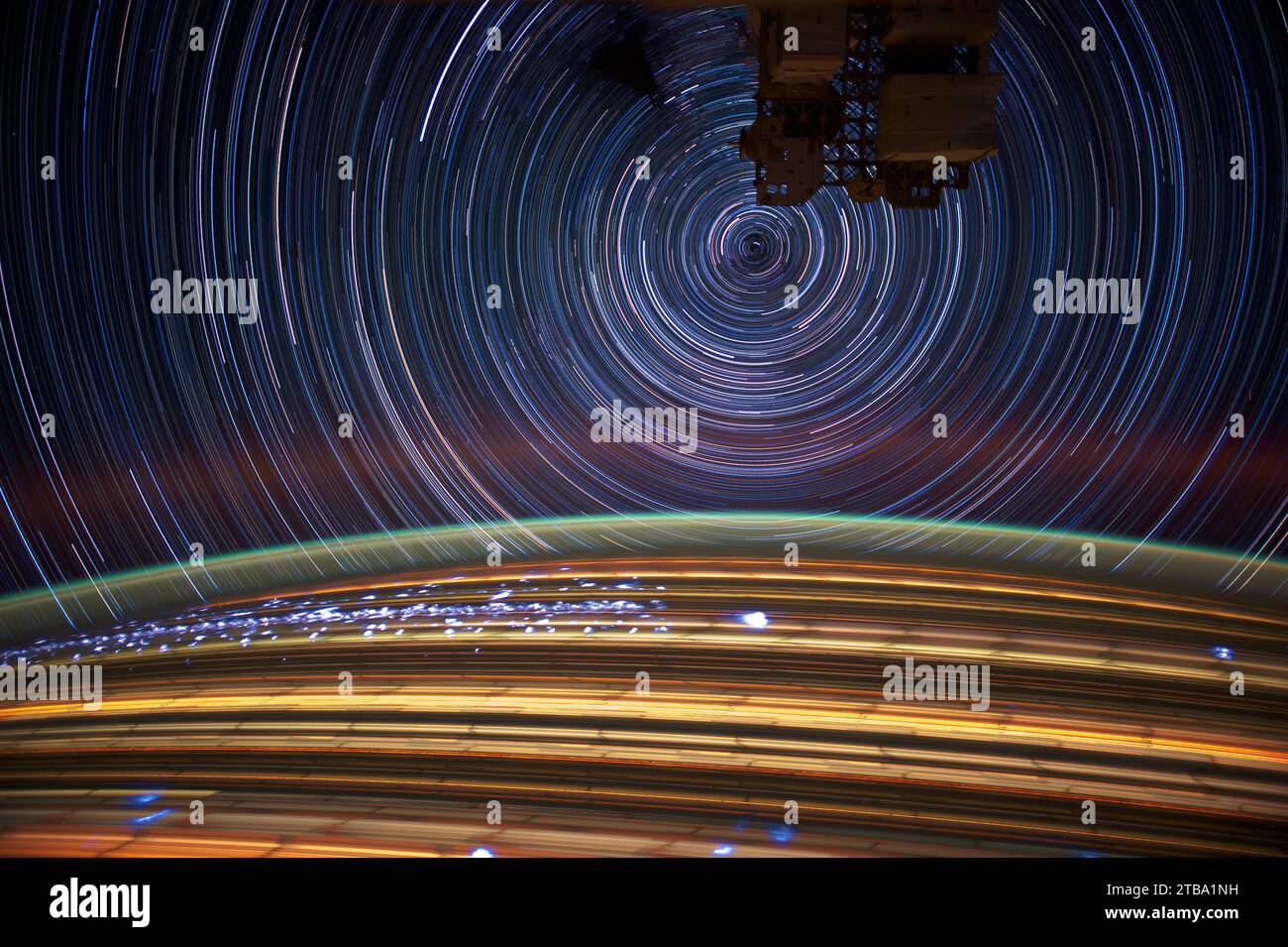 Digitale Kombination aus natürlichen und künstlichen Lichtern, die über der Nachtseite der Erde zu sehen sind. Stockfoto