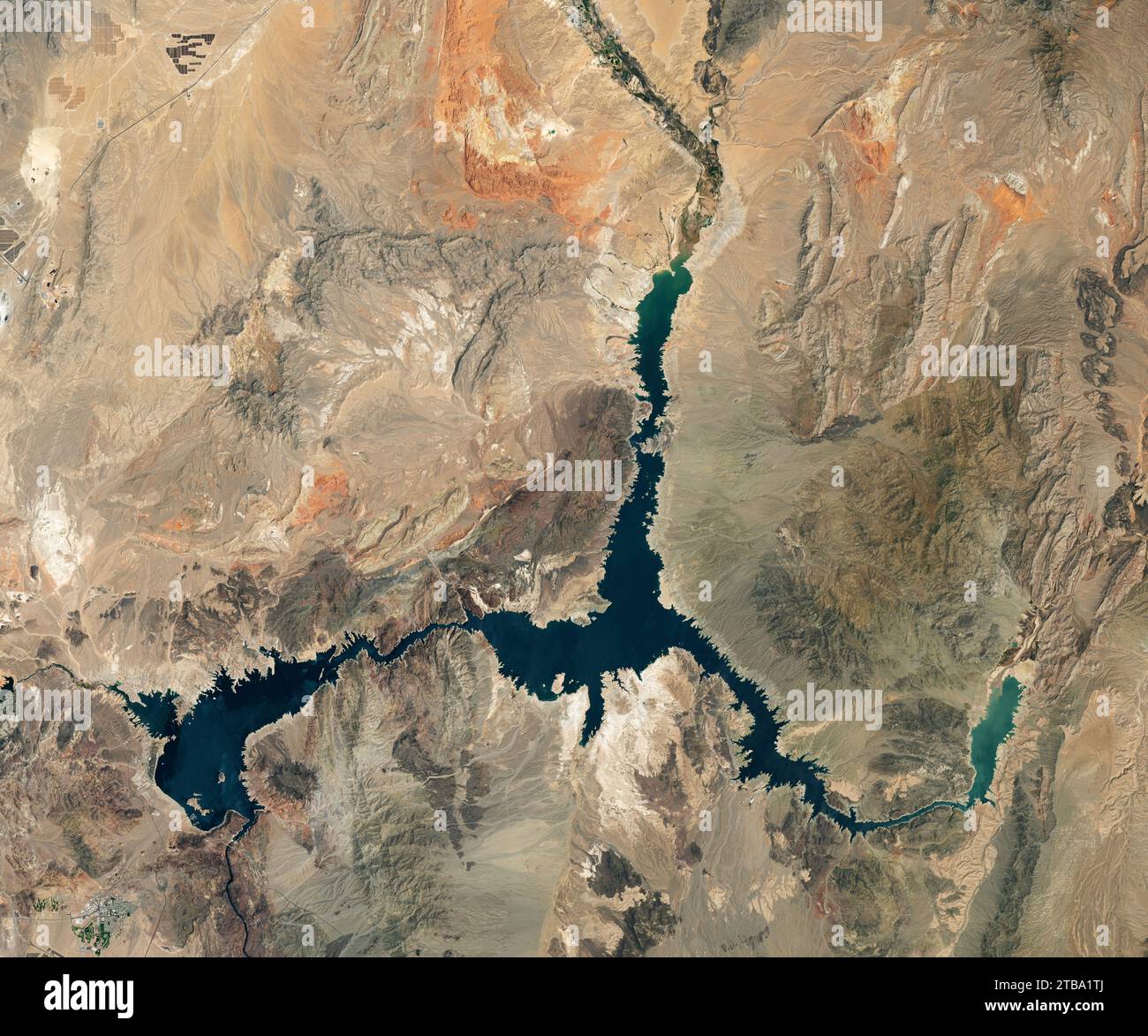 Juli 2022 - Satellitenblick in Naturfarben auf Lake Mead. Stockfoto