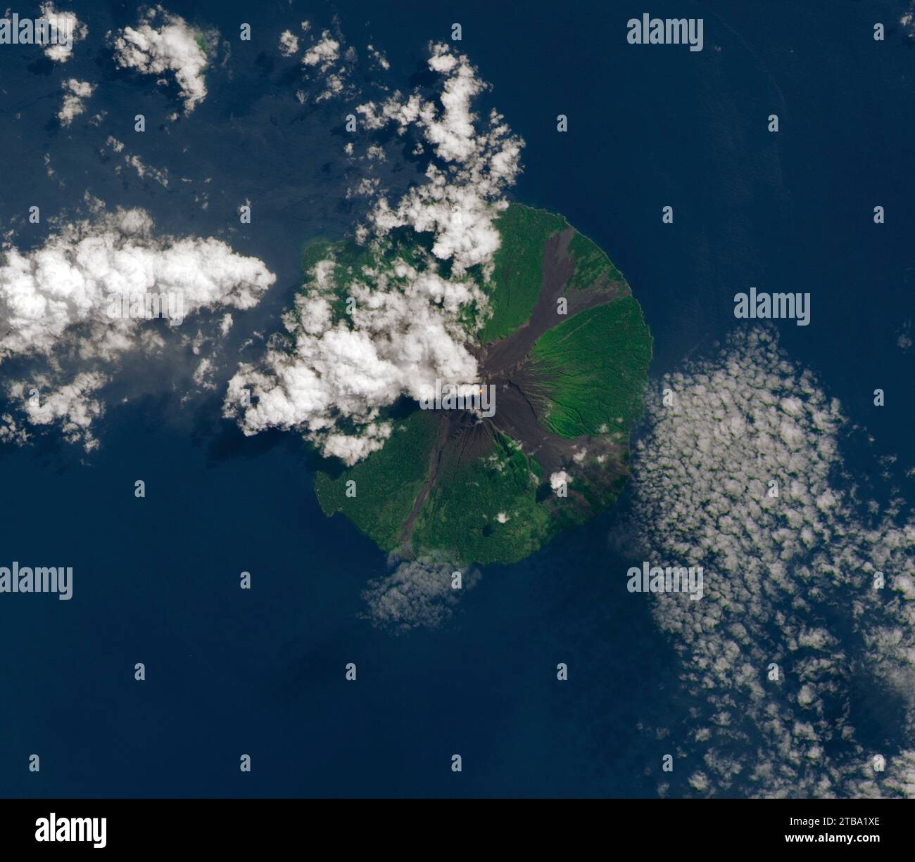 Satellitenansicht der Insel Manam in der Bismarcksee. Stockfoto