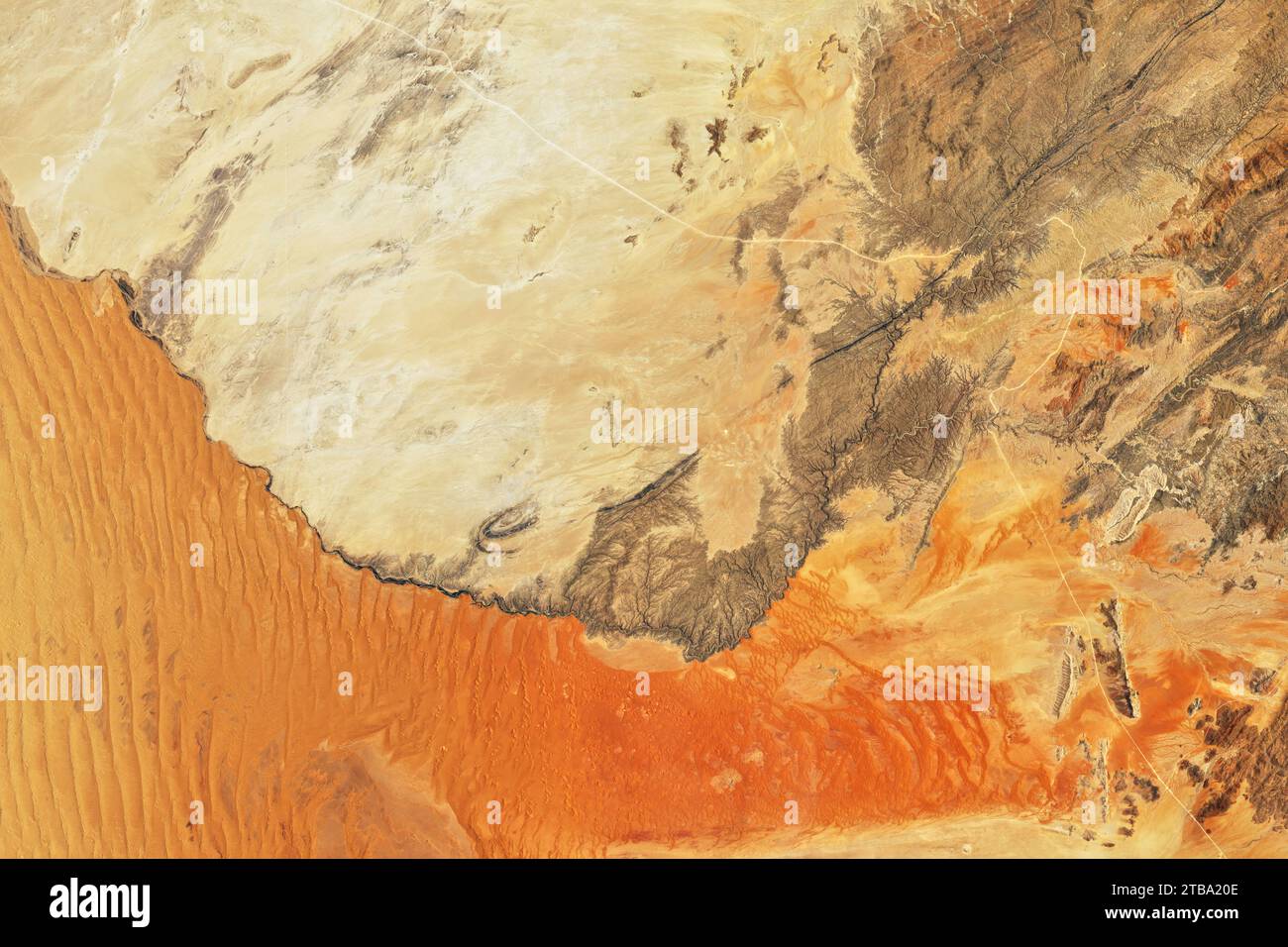 Satellitenansicht der Dünen und Landformen des Sandmeers der Namib-Wüste Afrikas. Stockfoto