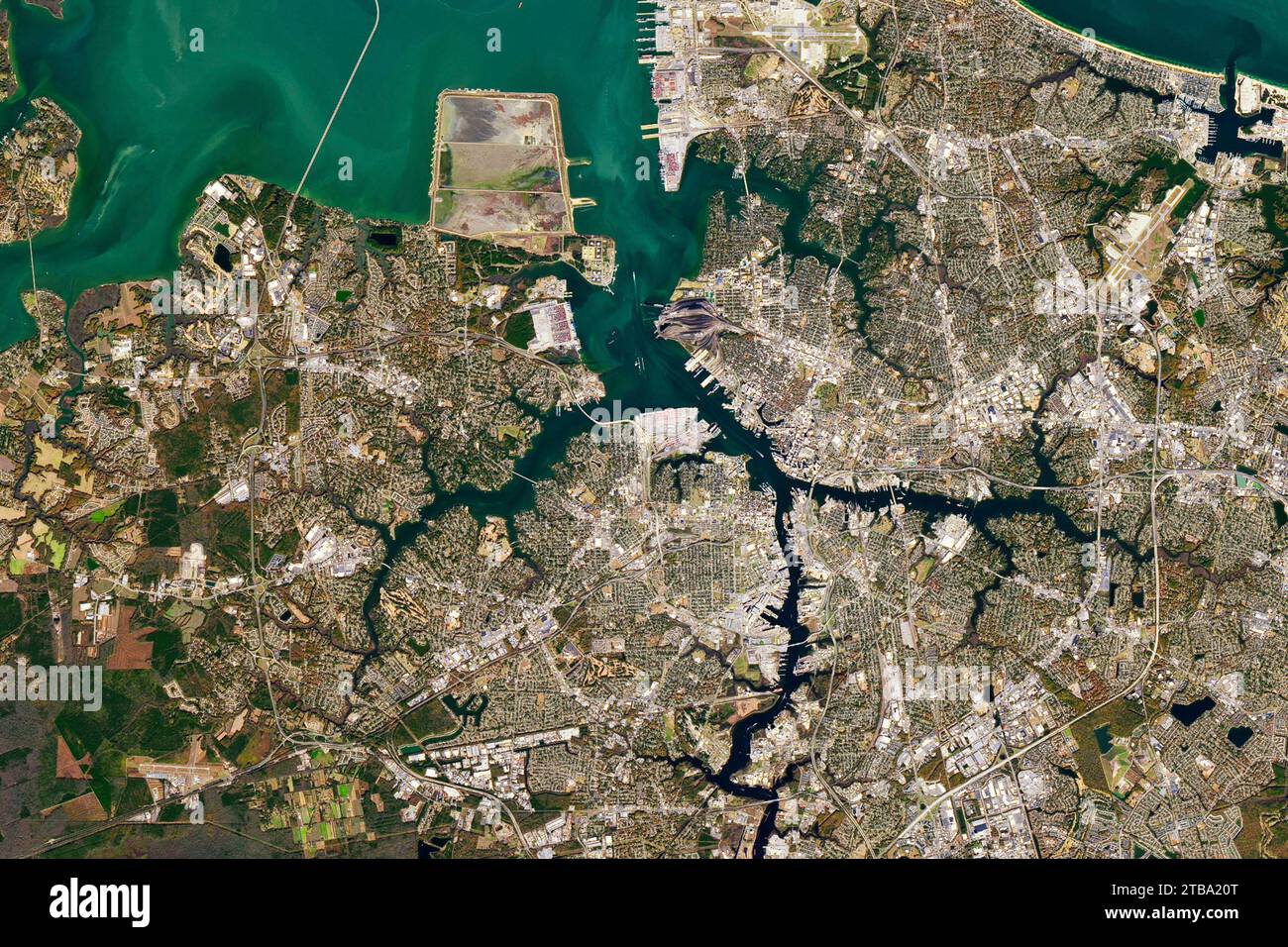 Satellitenansicht, die den Abfluss des Elizabeth River in Hampton Roads, Virginia, zeigt. Stockfoto