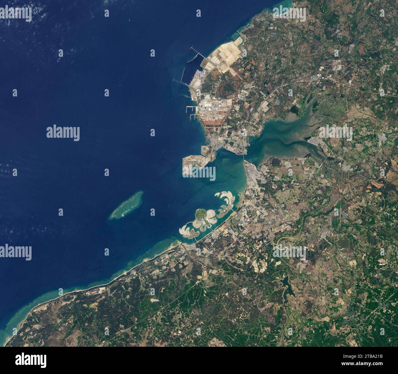 Satellitenbild der Ocean Flower Island, gebaut in der Yangpu Bay, China. Stockfoto