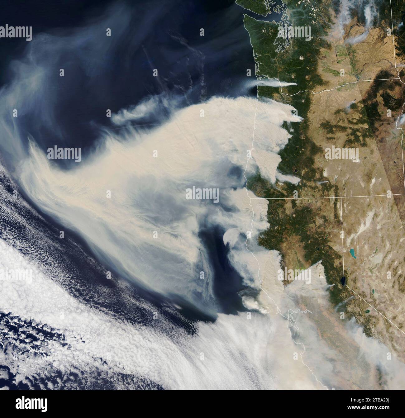 Satellitenbild in natürlicher Farbe mit dicken Rauchwolken von Waldbränden an der US-Westküste. Stockfoto