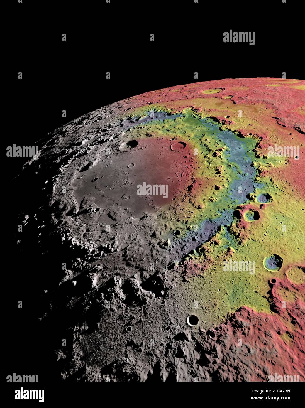 Das Orientale-Einschlagbecken am westlichen Ende des Mondes kombiniert schattiges Relief mit freier Luftgravitation. Stockfoto