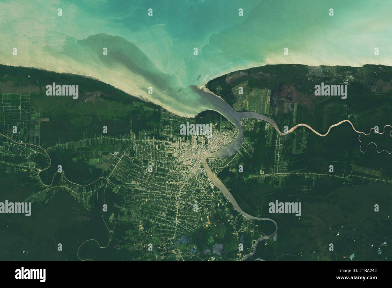 Satellitenbild des Suriname-Flusses und der Stadt Paramaribo. Stockfoto