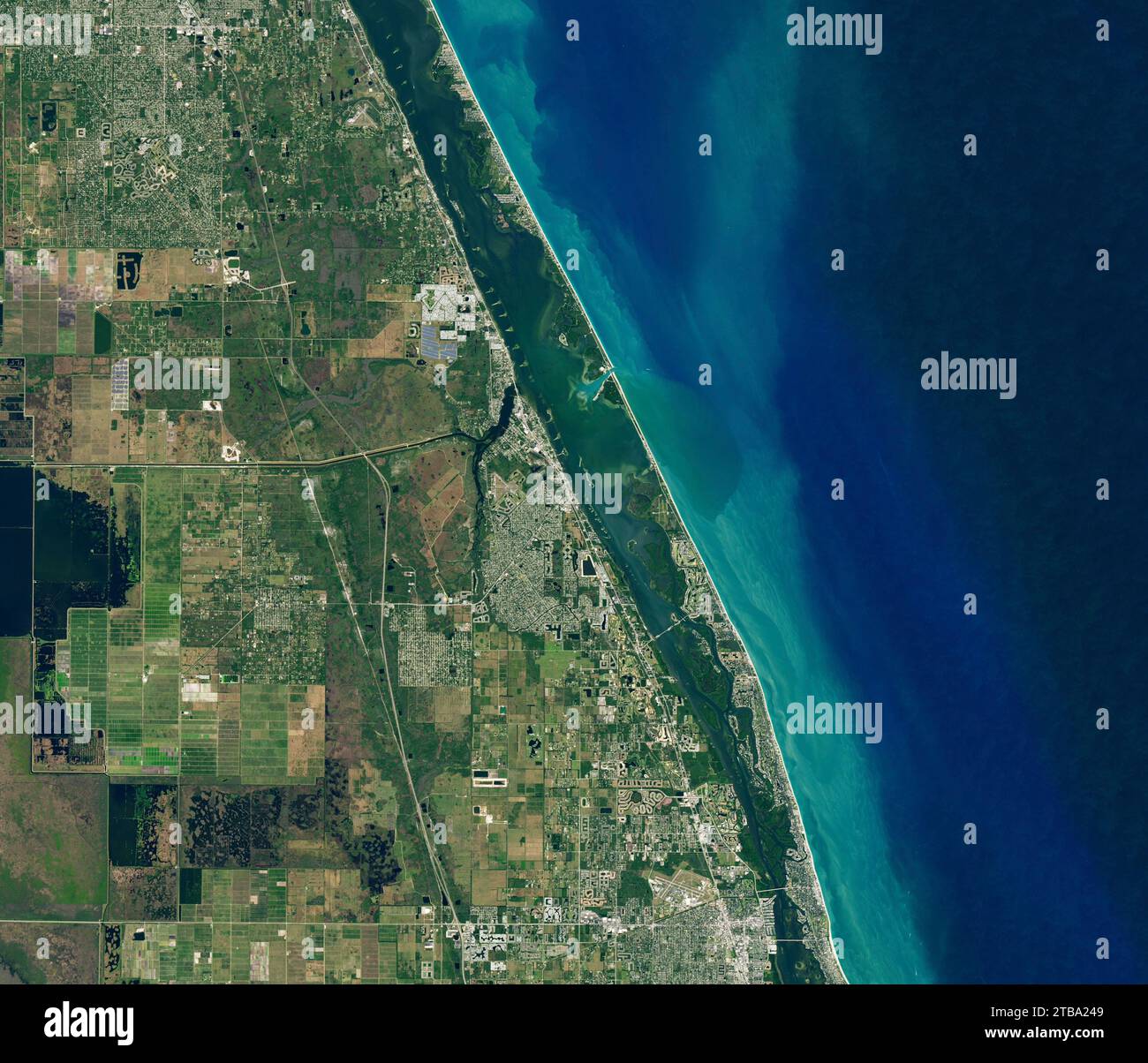 Satellitenbild der Indian River Lagoon an Floridas Atlantikküste. Stockfoto