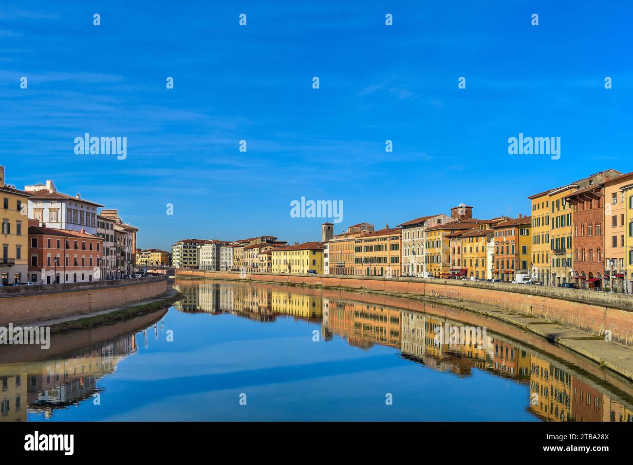 Pisa, Italien - Blick auf den Fluss Arno von der Brücke Ponte di Mezzo mit den historischen Gebäuden von Lungarno Pacinotti Stockfoto