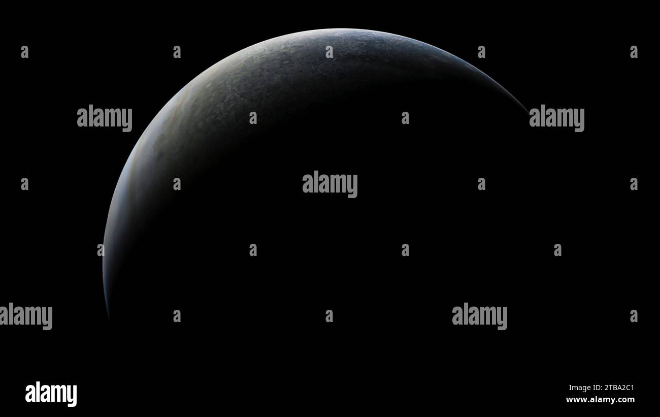 Mosaik von sieben Bildern der Juno-Raumsonde, die Jupiter in einer Halbmondphase zeigen. Stockfoto