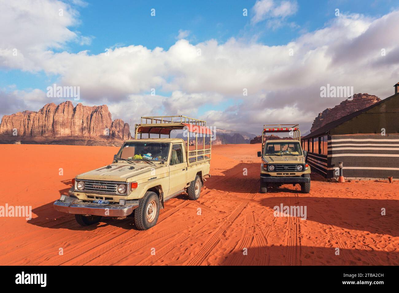 Wadi Rum, Jordanien - 18. Januar 2020: Fahrzeuge mit Allradantrieb für Touristen in Wadi Rum, parkt auf orange rotem Wüstensand vor dem örtlichen Camp DURIN Stockfoto