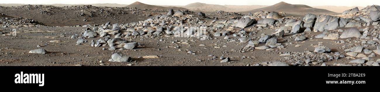 Eine Weite von Felsbrocken in der Marslandschaft vor einem Ort, der den Spitznamen Santa Cruz trägt. Stockfoto