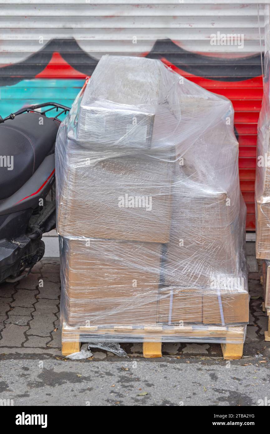 Folienverpackungen Palettenlieferung an der City Street Stockfoto