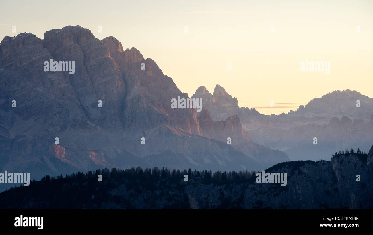 Felsige Gipfel fangen das erste orange Licht während Sonnenaufgang, Tight Shot, Dolomites, Italien Stockfoto