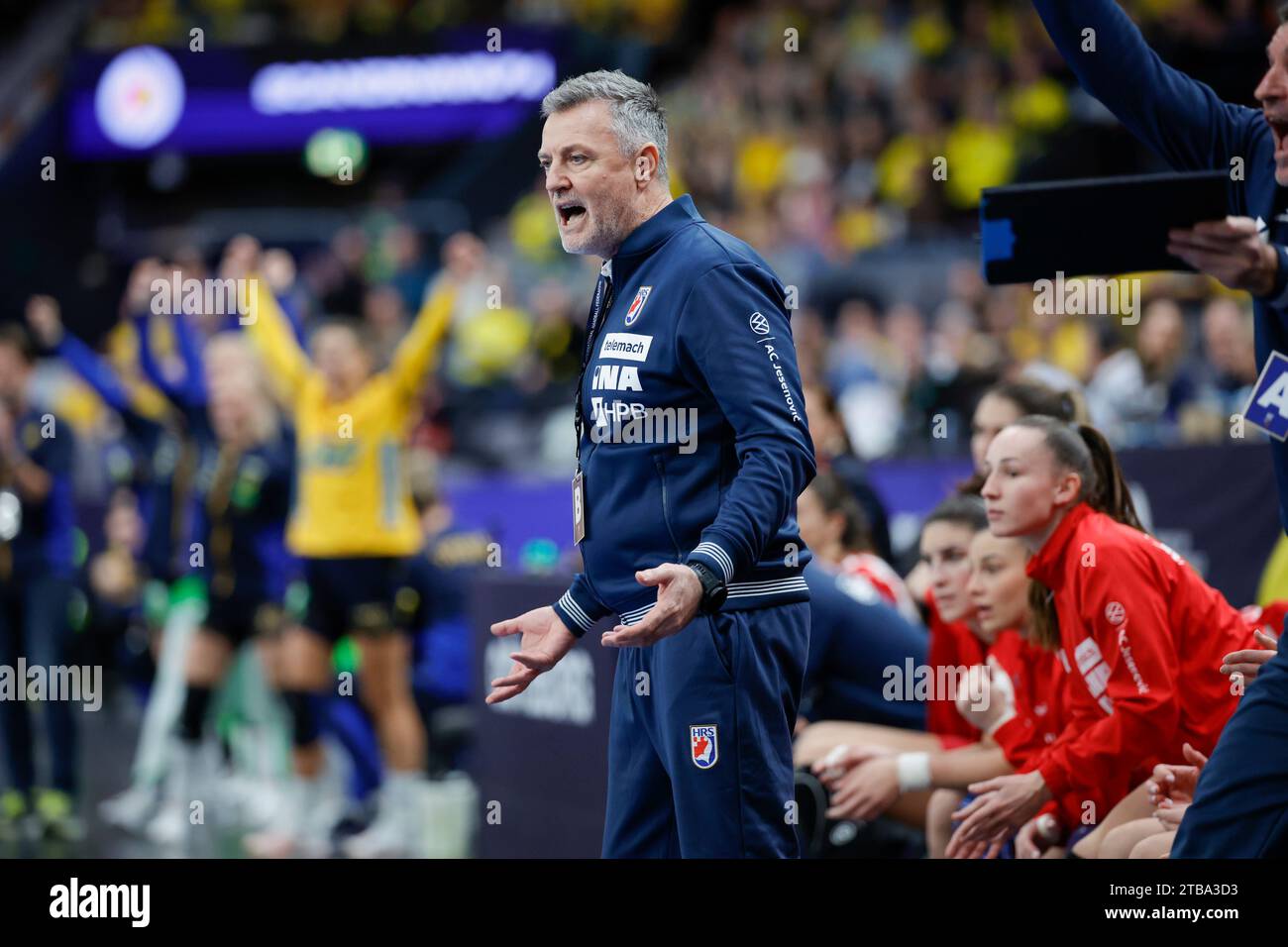 Kroatische Cheftrainer Ivica Obrvan während der Gruppe der IHF Frauen ...
