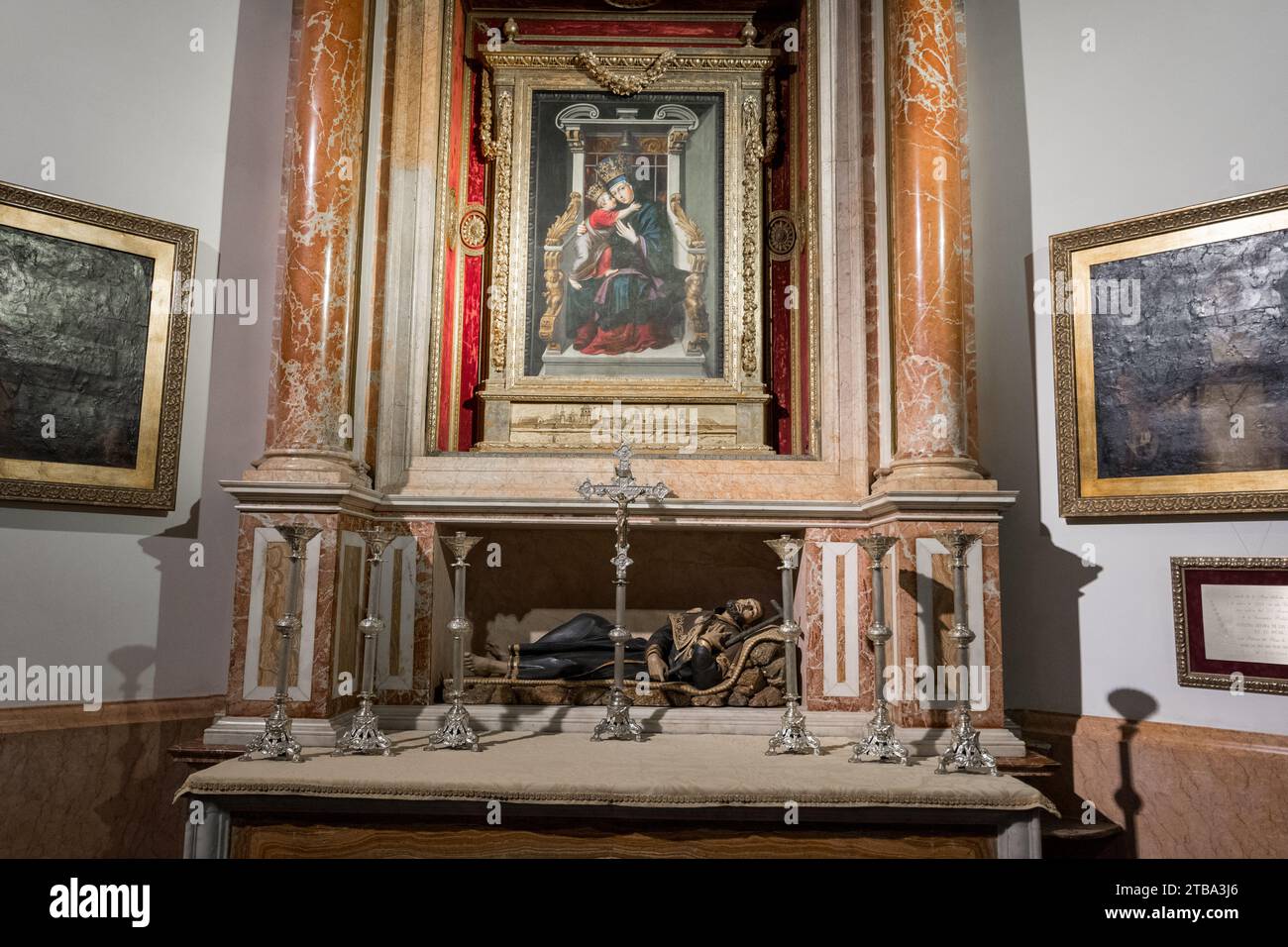 Valencia, Spanien - 25. September 2023: Marienkathedrale. Religiöses Relikt der erhaltene Arm des Heiligen Vincent des Märtyrers in der Cathe von Valencia Stockfoto