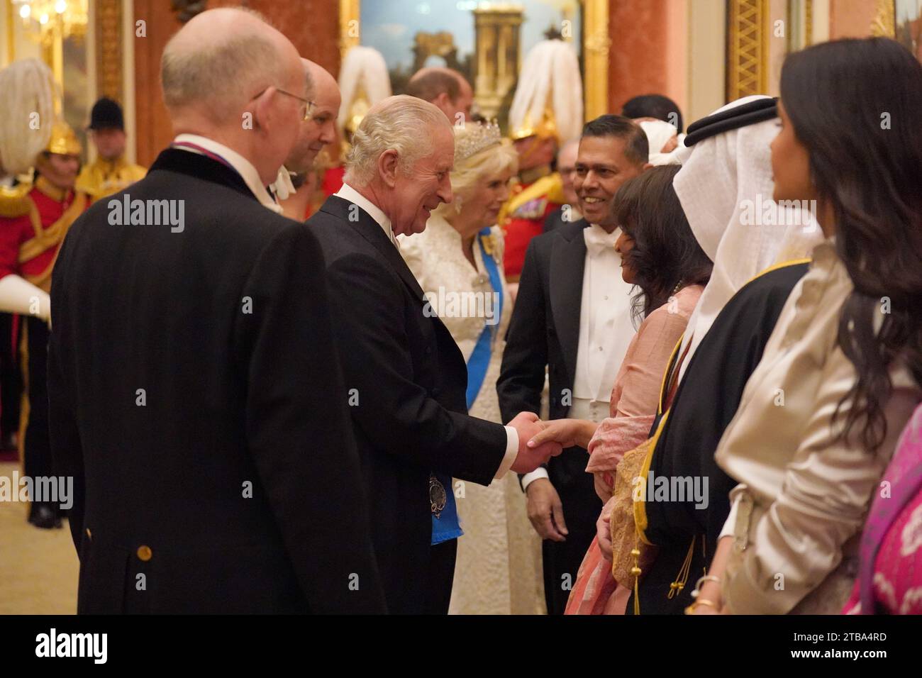 König Karl III. Und Königin Camilla bei einem abendlichen Empfang für Mitglieder des Diplomatischen Korps im Buckingham Palace in London. Bilddatum: Dienstag, 5. Dezember 2023. Stockfoto