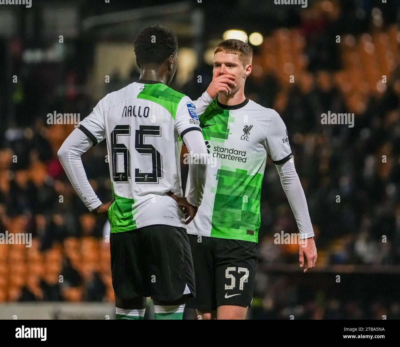 BRADFORD, GROSSBRITANNIEN. Dezember 2023. EFL-TROPHÄE: Bradford City AFC gegen Liverpool FC unter 21 Jahren Carter Pinnington vom Liverpool FC hat einen diskreten Chat mit Amara Nallo vom Liverpool FC Credit Paul B Whitehurst/Alamy Live News Stockfoto