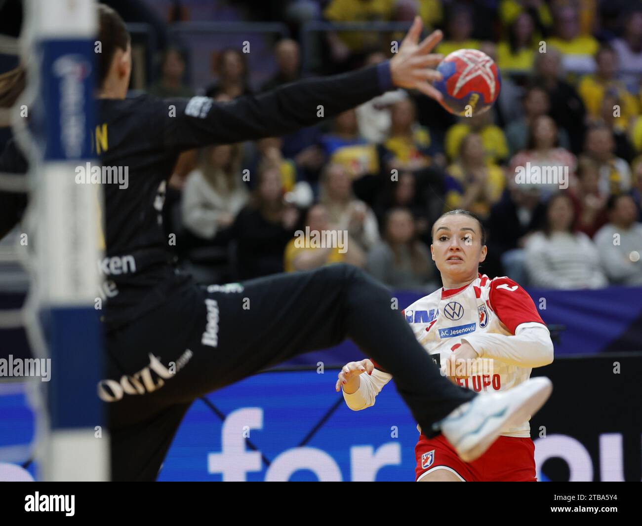 Die Kroatin Nikolina Zadravec während der Gruppe der IHF-Frauen-Weltmeisterschaften Ein Handballspiel zwischen Schweden und Kroatien in der Skandinavium Arena in Göteborg, Schweden, am 5. Dezember 2023. Foto: Adam Ihse / TT / Code 9200 Stockfoto