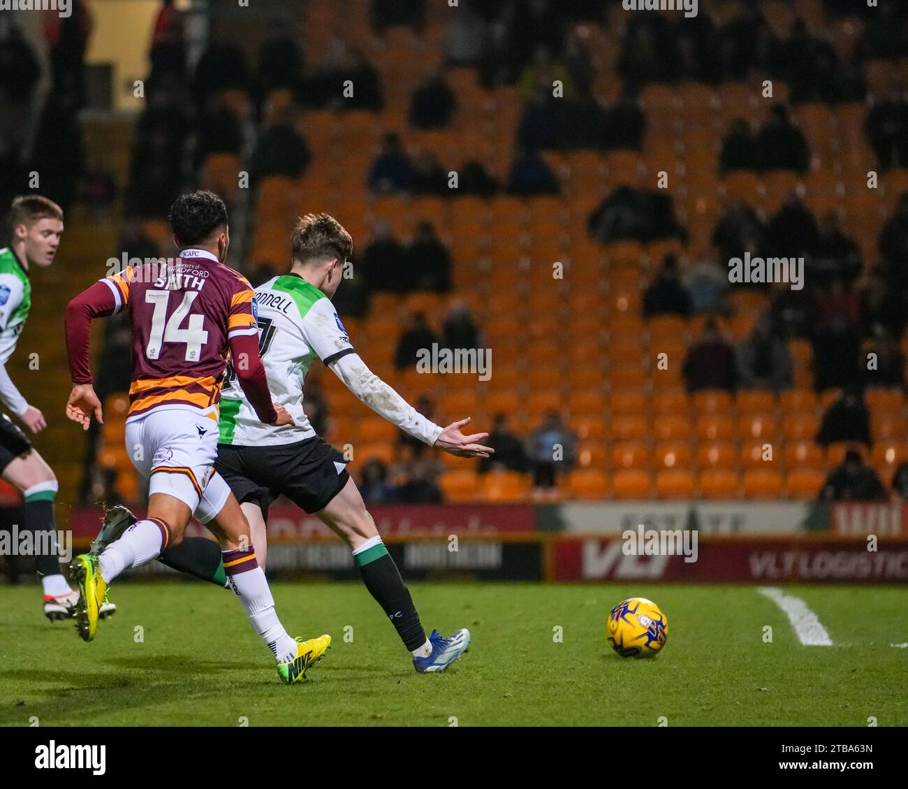 BRADFORD, GROSSBRITANNIEN. Dezember 2023. EFL-TROPHÄE: Bradford City AFC gegen Liverpool FC unter 21 Jahren James McConnell vom FC Liverpool will, dass sein Torhüter den Ball gewinnt, Credit Paul B Whitehurst/Alamy Live News Stockfoto