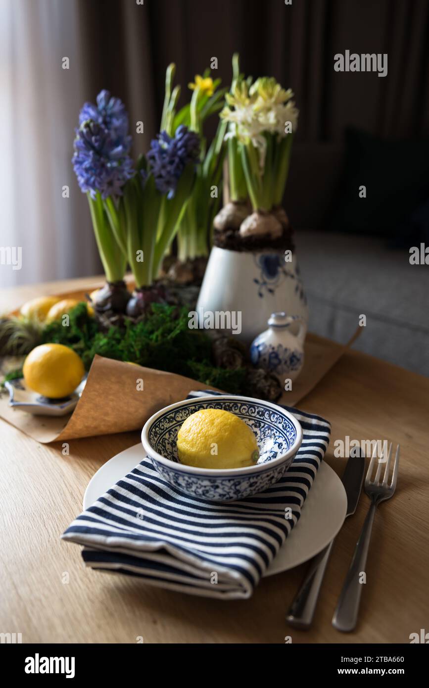Frühlingstisch mit Blumen Stockfoto
