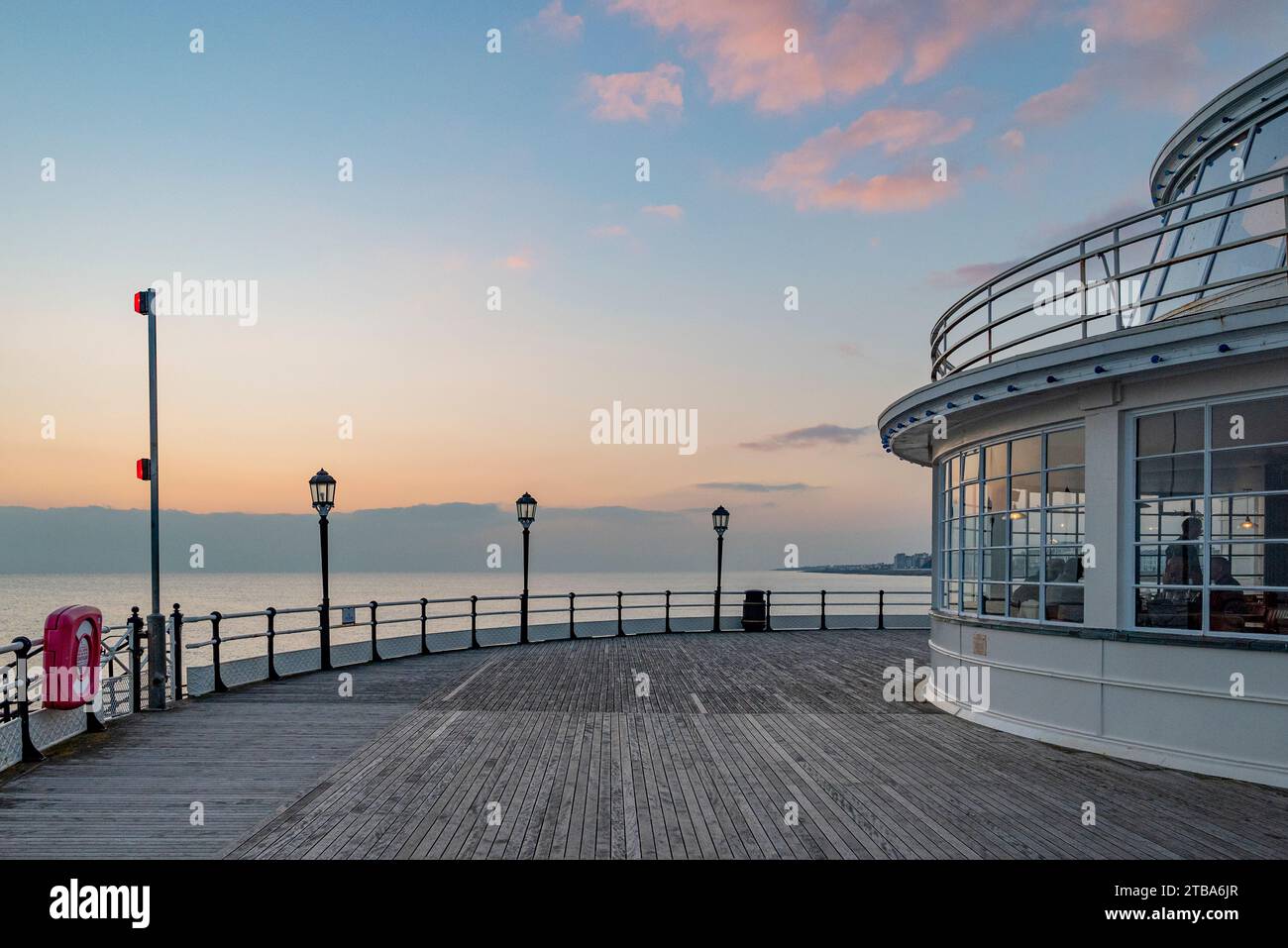 Das südliche Ende des Worthing Pier in der Abenddämmerung an der Südküste Englands, West Sussex, Großbritannien. Stockfoto