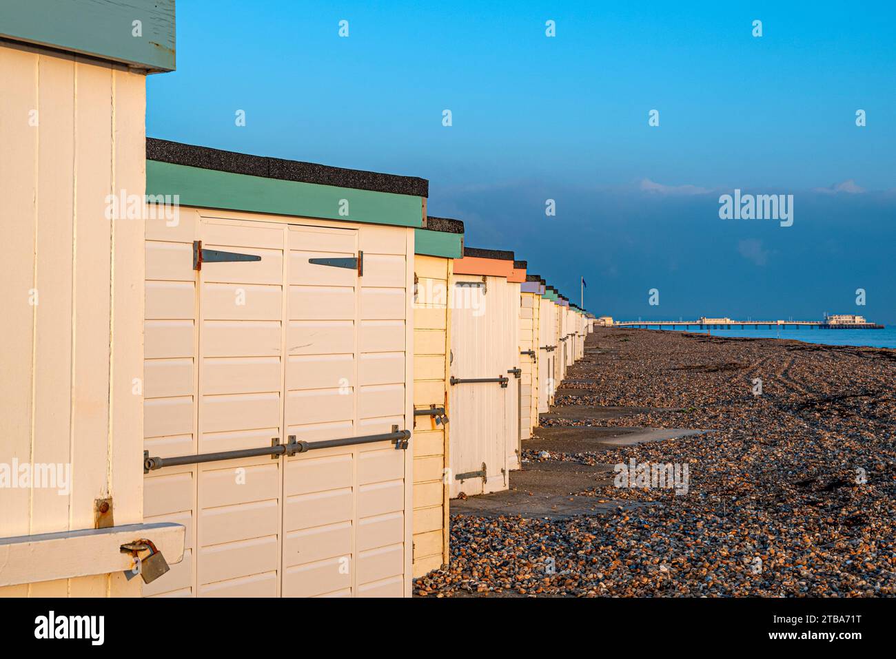 Strandhütten im Winter am Worthing Seafron, West Sussex, Südengland, Großbritannien. Stockfoto