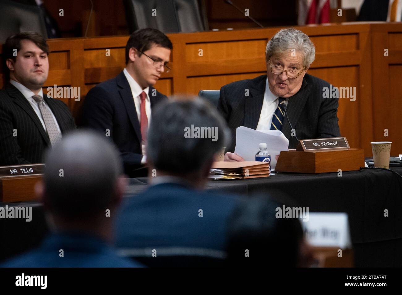 Washington, Vereinigte Staaten Von Amerika. Dezember 2023. Der US-Senator John Neely Kennedy (Republikaner von Louisiana), rechts, befragt Christopher A. Wray, Direktor des Federal Bureau of Investigation (FBI), links, während einer Anhörung des US-Senats zur Judiciary Oversight, um das Federal Bureau of Investigation im Hart Senate Office Building in Washington, DC, zu untersuchen. Dienstag, 5. Dezember 2023. Credit: Rod Lamkey/CNP/SIPA USA Credit: SIPA USA/Alamy Live News Stockfoto